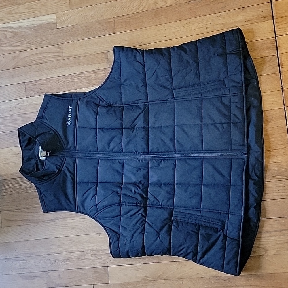 Women Ariat crius insulated vest in black.